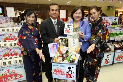 Mr. Ryoichi Itoh, Director General, JETRO (HK) and Ms. Miyako Hamano, Executive Vice President, JETRO to show the products of 'Oishii Japanese Food'