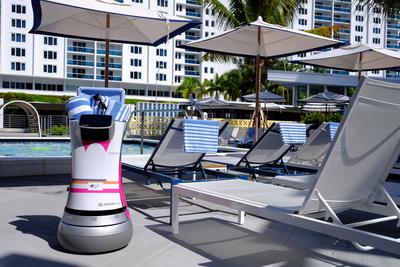 服务机器人已于暑假期间在迈阿密南滩雅乐轩酒店报到就职