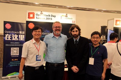 OpenStack COO Mark Collier（左二）、OpenStack社区经理Tom Fifield（右二）与EasyStack CEO陈喜伦（右一）、合作伙伴总监刘宏亮（左一）合影