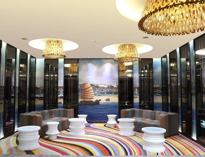 广州岭南五号酒店酒店大堂的设计采用了清十三行海上丝绸之路的历史文化概念