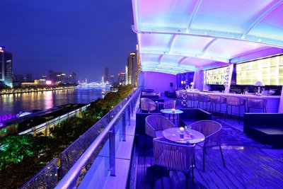 岭南五号酒吧拥有180°一线江景，珠江景色一览无遗