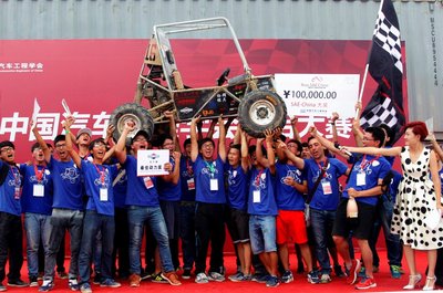 2015中国汽车工程学会巴哈大赛总冠军厦门理工学院车队及赛车