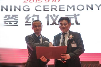 Chairman of Swiss International Hotels (China) Group Mr. Benjamin Yan shaking hands with the Chairmman of YOKO International