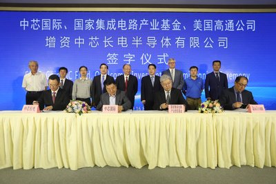 (front row, left to right) Dong Cui, CEO of SJsemi; Yonggang Gao, CFO of SMIC;  Ren Kai, Vice President of Hua Capital; and Frank Meng, Chairman of Qualcomm China signing an agreement with an intention to invest in SJsemi.