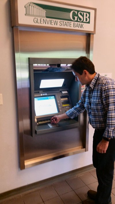 格伦夫尤国家银行储户在使用全功能存取款设备。