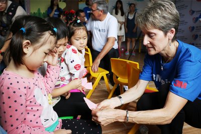3M大中华区总裁罗虎博士（Denise Rutherford）教孩子们做爱心折纸