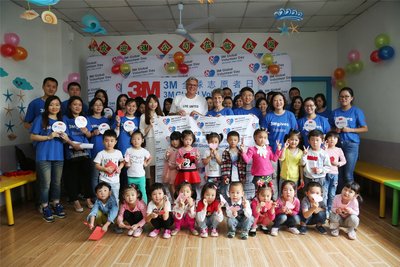 3M中国志愿者与孩子们合影