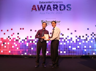 Mark Chen (left), Head of Data Center Solutions Dept., Huawei, receives awards from Lee Seng Wee, Managing Partner of i3 Solutions Group.