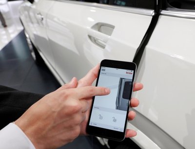 In the vehicle exhibited at the motor show, not just the liftgate but also a side door can be opened touch-free with the help of an app.