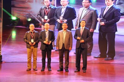 SPI绿能宝董事长彭小峰获颁2015年中国能源影响力人物奖，CEO叶得军上台代为领奖