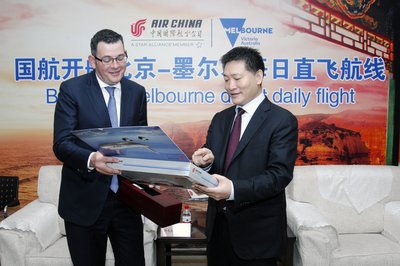 Vice President Air China, Mr. Wang Ming Yuan, bertukar bingkisan dengan Menteri Utama Victoria, Australia, Hon. Daniel Andrews MP.