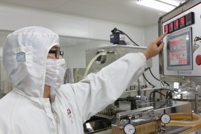 汤臣倍健“透明工厂”是亚洲领先的膳食补充剂专业生产基地，配备了全球先进的检验仪器设备