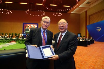 重庆市长黄奇帆颁发重庆市长国际经济顾问团顾问聘书给安德罗施先生