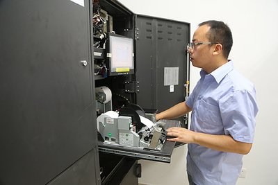 广电银通工程师为交通银行的设备进行升级