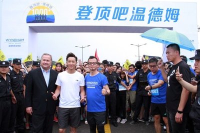 Wyndham Hotel Group brought together 1,500 partners, guests, and associates for an ambitious run and climb at Mount Tai in East China’s Shandong Province yesterday. From left: Bob Loewen, Wyndham Hotel Group executive vice president and chief operating officer; Chinese actor and singer Han Geng; and Leo Liu, Wyndham Hotel Group president and managing director, Greater China.