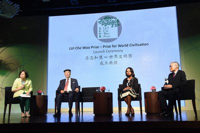 (dari kiri) Cik Anna Wu Hung-yuk, moderator, Dr. LUI Che Woo, Dr. Condoleezza Rice dan Prof. Lawrence J. Lau semasa perbincangan panel.