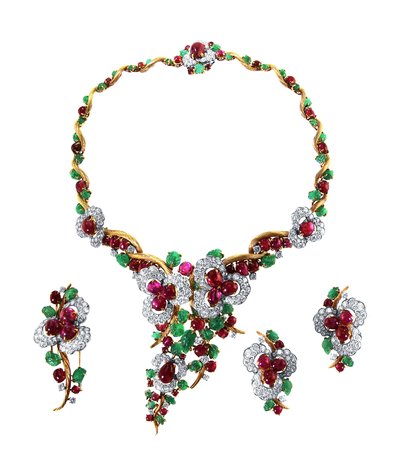 J.S. Fearnley展出Mauboussin在1962-1965期間設計的18克拉黃金、鉑金、綠寶石、紅寶石和鑽石套裝