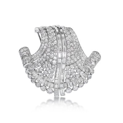Revival Vintage Jewels & Objects展出约20世纪30年代制造的装饰艺术风格的钻石与铂金双扣胸针