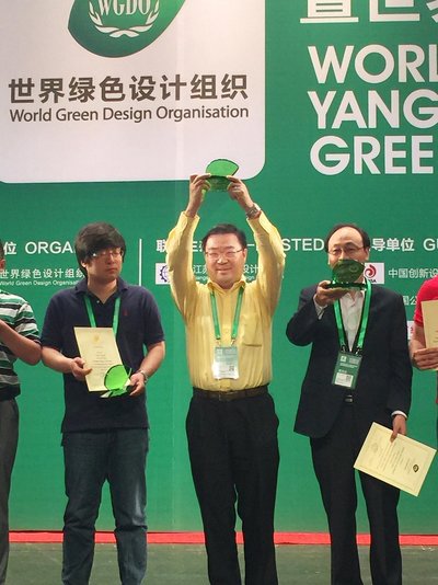 5月20日，SPI绿能宝夺得2015世界绿色设计国际金奖，公司董事长彭小峰上台领奖。