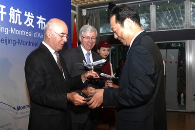 国航副总裁赵晓航向加拿大驻华大使Guy Saint-Jacques及魁北克省经济、创新与出口部长Jacques Daoust赠送礼物。