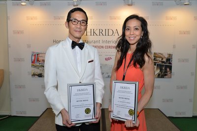 良斯集團行政總裁兼執行董事周梅莊女士與Gradini意大利餐廳代表楊金財先生領取「2015香港餐廳室內設計大獎」酒店餐廳類別銀獎。