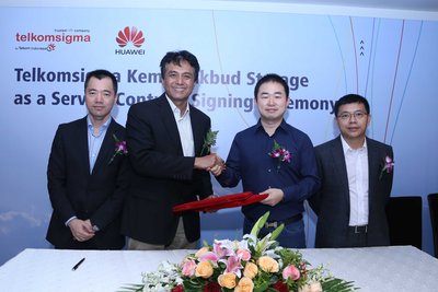 (L) Leo Li (Regional Director of Huawei Data Center Solution Sales, Southern Pacific Region), Judi Achmad (CEO of Telkomsigma), Xu Ying (Director of Indonesia Data Center Solution Sales, Huawei Indonesia) and David Liu (Vice President of Huawei Southern Pacific Region) at the signing ceremony.