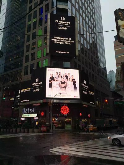 新闻稿图片是美国纽约时代广场路透社大屏幕的快乐妈咪广告