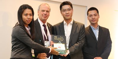 (from right) Leon Zhang, 5G Marketing Director, Huawei Wireless Marketing and Justin Yu, Managing Director of Carrier Business Group, Huawei Singapore receive award from Sherrie Huang, Program Head, Asia Pacific, Analysys Mason and Alan Hadden, Vice President of Global mobile Suppliers Association.