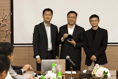 SPI绿能宝董事长彭小峰（中）和马云、马化腾合影