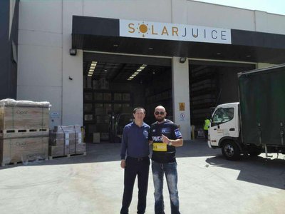 SPI绿能宝CEO叶得军（左一）与Solar Juice创始人之一Rami Fedda（右一）合影