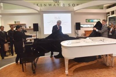 施坦威全球董事长兼首席执行官斯威尼先生、施坦威亚太区总裁胡斯曼先生和施坦威亚太中国区总裁位炜女士为施坦威莱俪特别版钢琴Heliconia揭幕