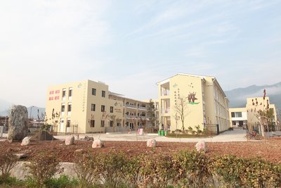 台达集团于雅安地震后在四川援建的第二所全校式绿色建筑校园 -- 龙门乡台达阳光初级中学落成启用