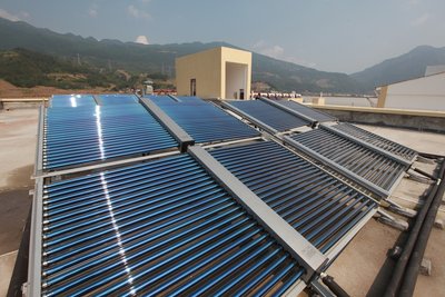 屋顶设置太阳能热水系统，为食堂和周转宿舍提供生活所需热水