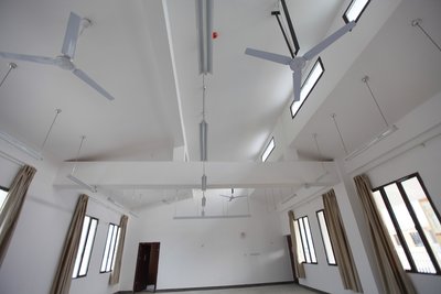 教室运用天窗采光、遮阳调光等被动式太阳能技术，可有效减少能源消耗