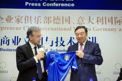 意大利驻华大使谢国谊先生向中国企业家俱乐部赠送意大利国家队战袍