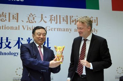 德国驻华公使吕帆博士向中国企业家俱乐部赠送巴迪熊