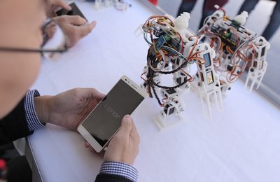 3D打印格斗机器人可以采用荣耀手机进行操控