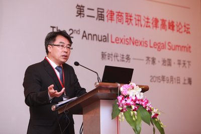 东航的总法律顾问郭俊秀发表关于“企业合规体系建立”的主题演讲