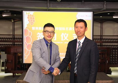 腾邦国际名酒交易中心总经理姜晓和上海九岸网络技术有限公司董事长贾强握手合作