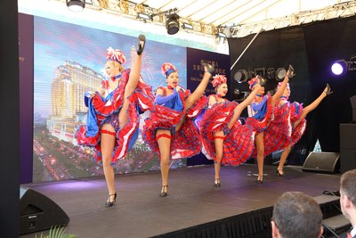 专业舞蹈员周四于澳门巴黎人埃菲尔铁塔平顶仪式上表演传统法式肯肯舞助兴。金沙中国最新的综合度假村项目澳门巴黎人及其按原建筑物二份之一比例兴建的埃菲尔铁塔定于2016年下半年开幕。
