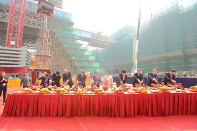 Officiating guests from Las Vegas Sands Corp., Sands China Ltd., Modern Heavy Industry Co Ltd., Hsin Chong Engineering (Macau) Limited, and Genyield Construction Co, Ltd. participate in a traditional Bai Sun ceremony during the topping out of The Parisian Macao’s Eiffel Tower Thursday. Sands China’s newest integrated resort and its half-scale replica Eiffel Tower are slated to open in the second half of 2016.