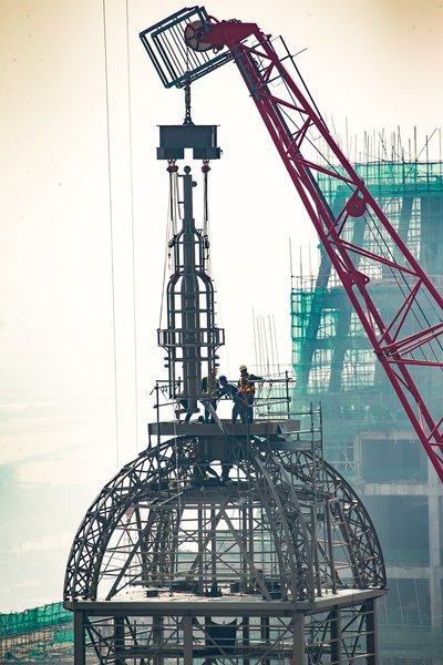 吊臂车周四于澳门巴黎人埃菲尔铁塔平顶仪式上将组件安装到塔顶位置。金沙中国最新的综合度假村项目澳门巴黎人及其按原建筑物二份之一比例兴建的埃菲尔铁塔定于2016年下半年开幕。