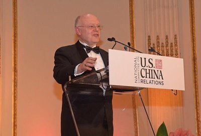 图为2015年10月14日晚，辉瑞公司董事长兼CEO晏瑞德（Ian Read）先生在美中关系全国委员会的颁奖晚宴上致辞。