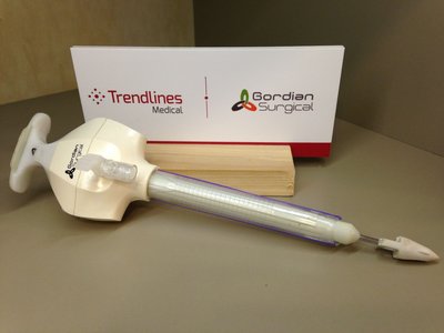Gordian Surgical“合二为一”的套管针和关闭设备TroClose1200(TM)。图片来源：The Trendlines Group