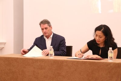 施坦威全球董事长兼首席执行官迈克尔.斯威尼与佳士得中国区总裁蔡金青签署合作协