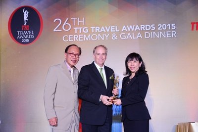 キャプション：左から右に、TTG Group Publisherのマイケル・チョウ、PATA CEOのマリオ・ハーディ両氏がシンガポール・シティホテル賞をマンダリン・オーチャード・シンガポールの事業開発シニアディレクター、ジェニファー・チン氏に進呈