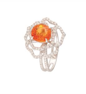 橙色藍寶石（3.77克拉）鑲鑽戒指 珠寶商：安昌珠寶，新加坡，展位G101 估價：17200新元