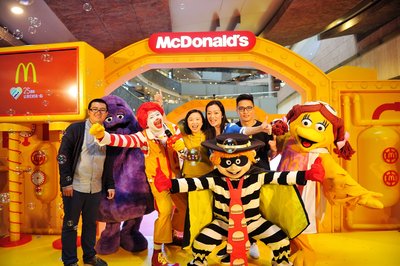 麦当劳中国首席执行官张家茵女士与麦当劳叔叔及他的朋友们，超级玩具收藏家共同开启“奇趣玩具厂”的快乐大门