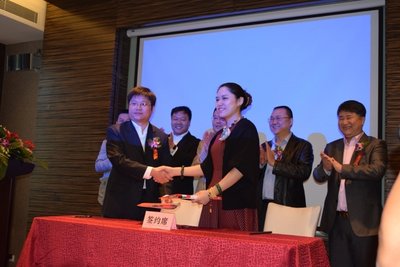 中国汉帝艺术银行执行总裁凌金婷与黄山市城投资公司副总经理詹凯，代表双方在中华祈福园合作建设协议上签字