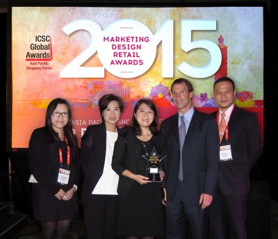 Sun Hung Kai Real Estate Agency General Manager (Leasing) Fiona Chung (middle) received the gold award in Sales Promotion Traffic Activation category from ICSC Chairman (second right)